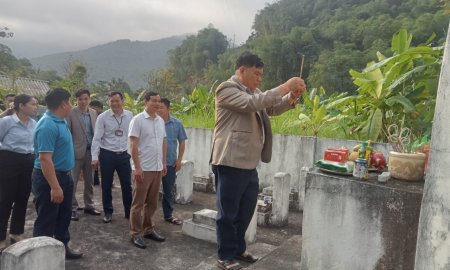 Đảng ủy - HĐND - UBND xã Thành Sơn đến dâng hương tại Nghĩa trang Liệt sỹ nhân dịp Tết Nguyên đán năm 2024