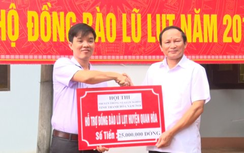 Ban tổ chức hội thi truyền thông Giảm nghèo Tỉnh khó cùng với nhân dân vùng lũ huyện Quan Hóa